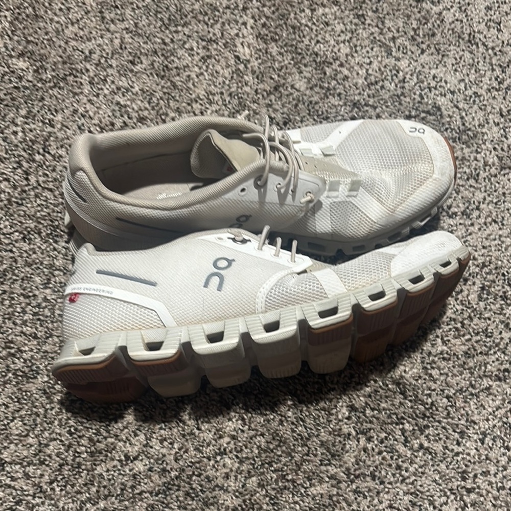 On Running White and Gray Athletic Shoes